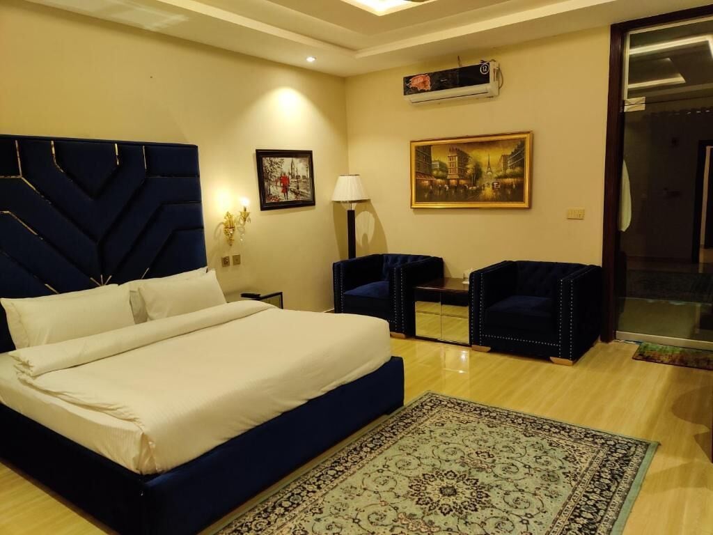 deluxe double room | free wifi, bed sheets
