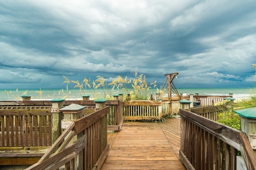 Beachwalk 115 - Pine Knoll Shores Oceanfront Condo! Steps to beach. Sleeps 8!