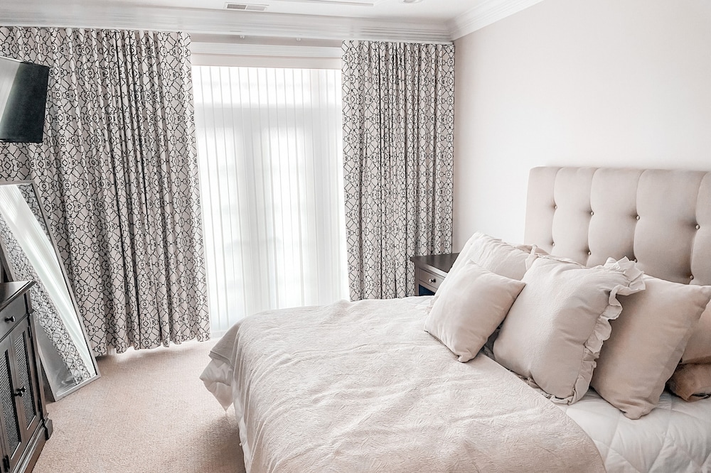 Beautiful luxury family condo on the lake! Mins from Downtown!