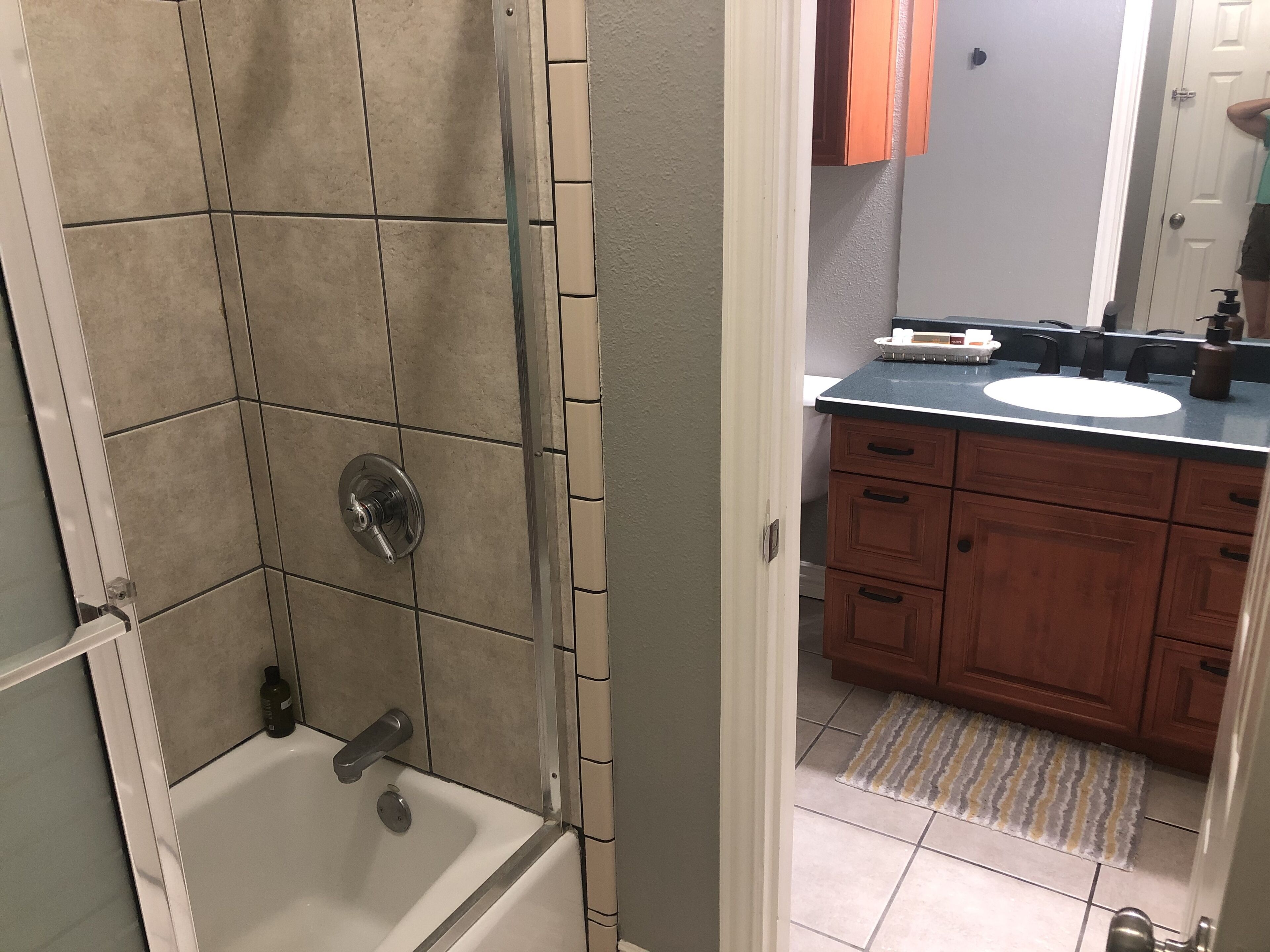 Un baño con bañera, ducha y lavamanos.