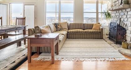 Private country estate near Dinosaur valley state park for families and friends