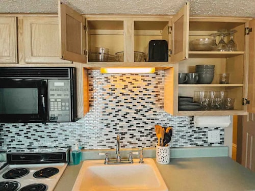 RELAXING 1 BEDROOM CONDO - Mins. from the Marina!