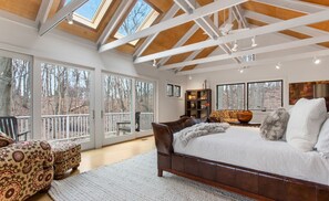 5 bedrooms, desk, iron/ironing board, travel crib