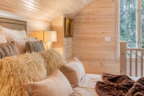 5 habitaciones, escritorio y tabla de planchar con plancha