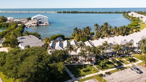 Une zone résidentielle côtière comprenant des maisons, un port de plaisance et une jetée.