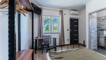 3 slaapkamers, een strijkplank/strijkijzer, reisbedje, gratis wifi