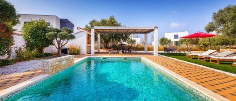 Beheizter Pool, Liegestühle