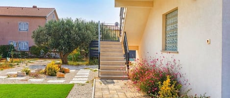 المنطقة المحيطة بالمنشأة