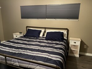 3 chambres, bureau, fer et planche à repasser, lit de bébé portatif