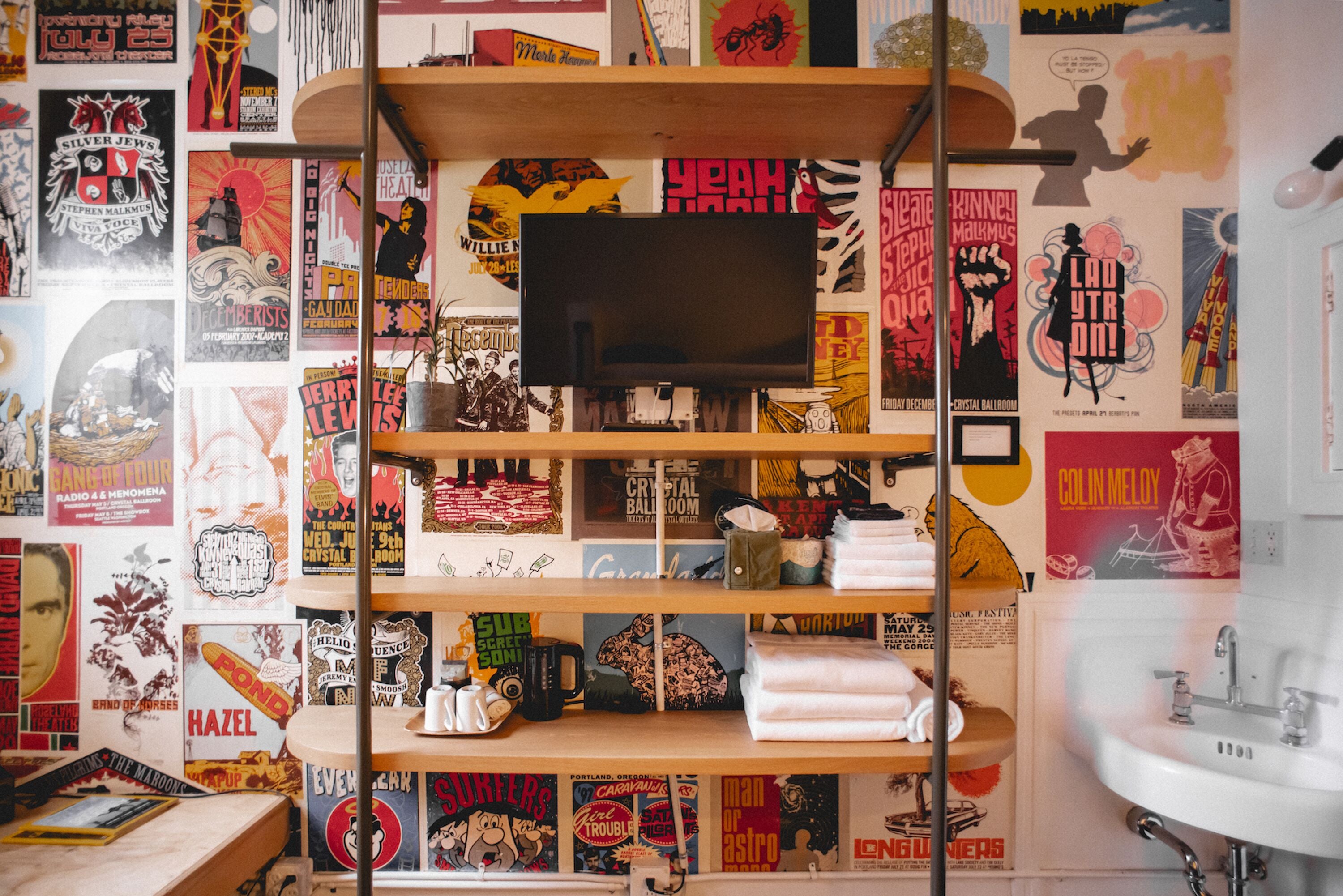 베이직 트리플룸, 공용 욕실 (Lean On-Site Support) | 저자극성 침구, 각각 다른 스타일의 인테리어, 각각 다르게 가구 비치, 노트북 작업 공간