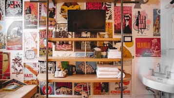 Triple Room with Shared Bathroom (Self Check-in) | Hypo-allergenic bedding, individually decorated, individually furnished