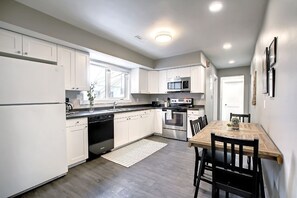 Een koelkast, een microgolfoven, een oven, een kookplaat