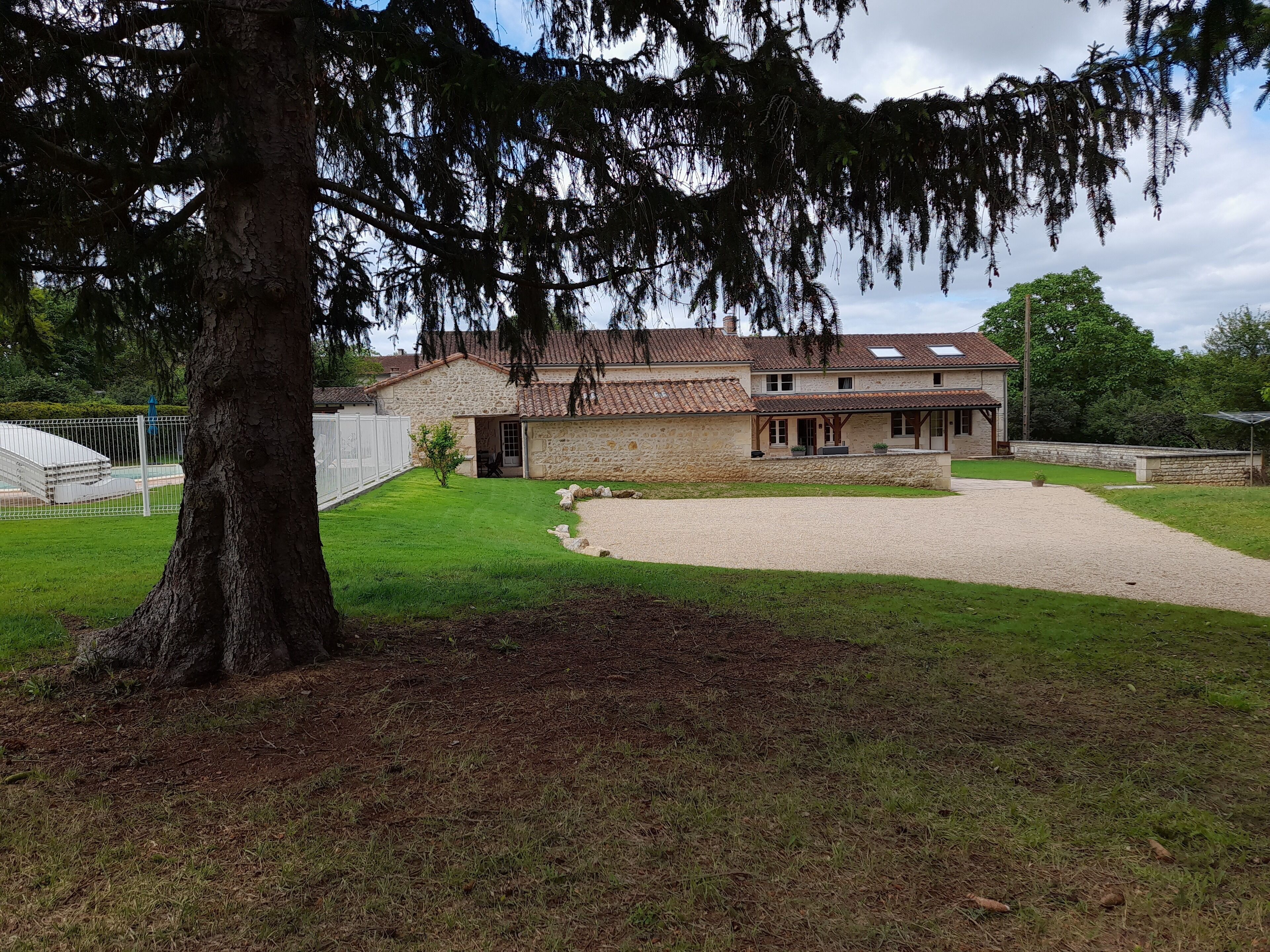 13/15 beds. SWIMMING POOL. Near Futuroscope