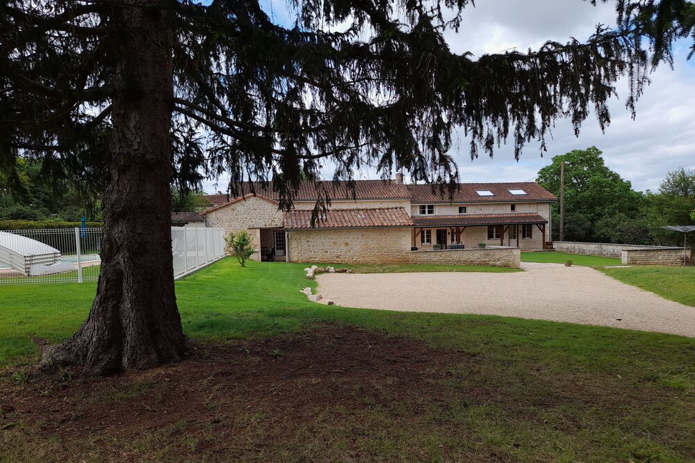 13/15 beds. SWIMMING POOL. Near Futuroscope