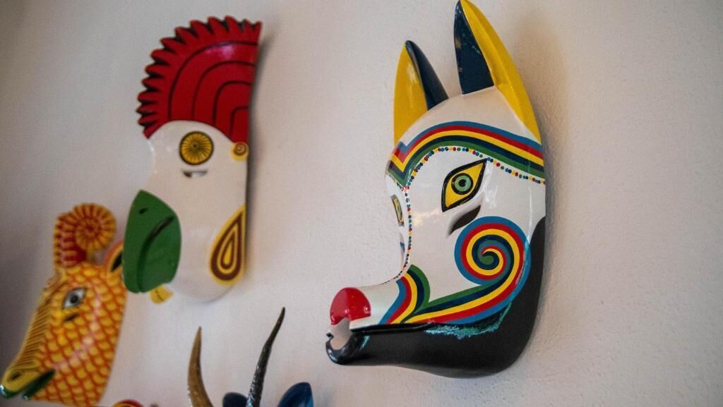 Eine Wand mit drei farbenfrohen, abstrakten Tiermasken.