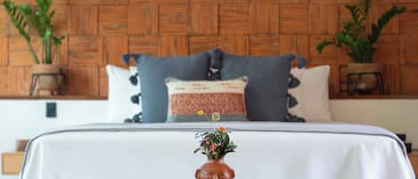 COYOTE | Hypo-allergenic bedding, down duvets, in-room safe, desk