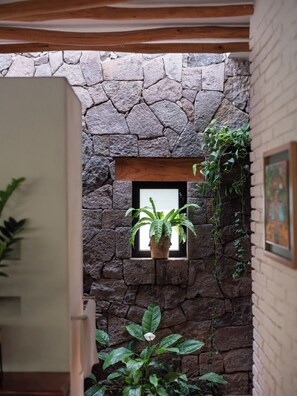 CIMARRON | Bathroom | Shower, hair dryer, bathrobes, slippers - La Paranera Hotel & Relax (Comala)