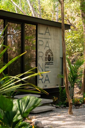 Hot stone massages, deep-tissue massages, prenatal massages - La Paranera Hotel & Relax (Comala)