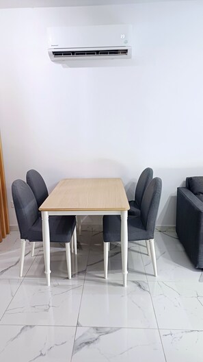 Dining - Sea Side Appartment in Kato Paphos (Πάφος)