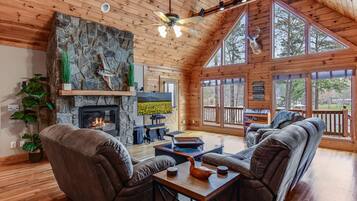 Een smart-tv, een open haard, videogames en boeken