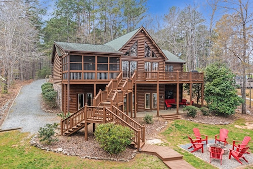 Lake Gaston Waterfront  Log Cabin
  