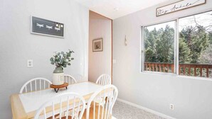 Dining - Getaway in Lake Arrowhead - Hot Tub, Views, Fireplace, EVchg (Lake Arrowhead)