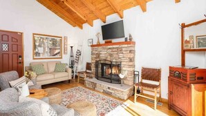 TV, fireplace - Getaway in Lake Arrowhead - Hot Tub, Views, Fireplace, EVchg (Lake Arrowhead)