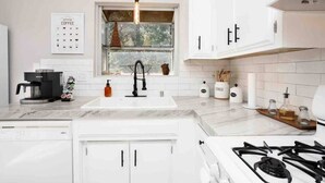 Coffee/tea maker, fridge, microwave, oven - Getaway in Lake Arrowhead - Hot Tub, Views, Fireplace, EVchg (Lake Arrowhead)