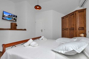 3 bedrooms, iron/ironing board, free WiFi, bed sheets