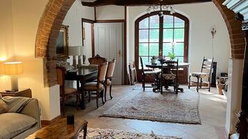 TV connectée, cheminée, livres