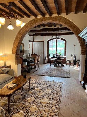 Älytelevisio, takka, kirjoja