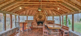 Pickleball/Basketball 11 BR 6.5 BA Sauna HotTub Pool Table
FREE Tesla EV Charger