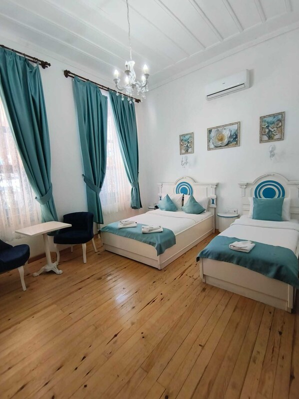 家庭雙人房 | 迷你吧、書桌、免費嬰兒床、摺床/加床 (收費)