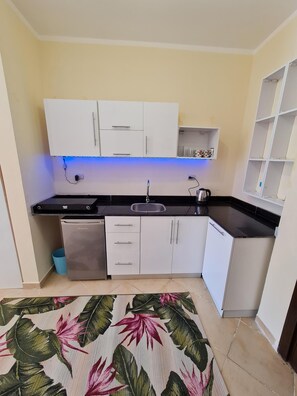 Réfrigérateur, bouilloire électrique