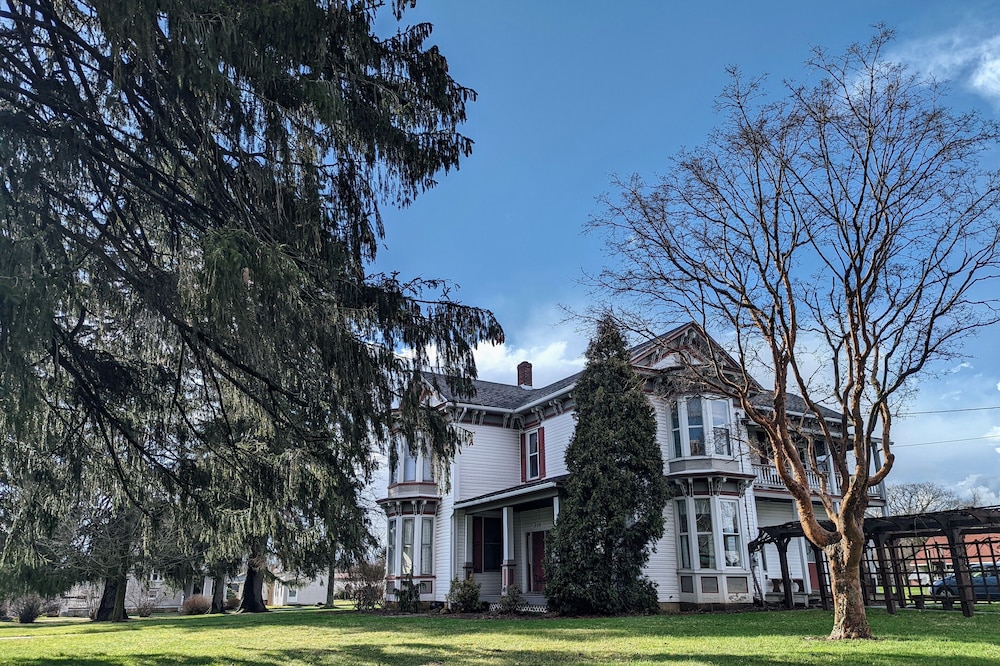 Spacious Victorian Home 2nd floor apartment
