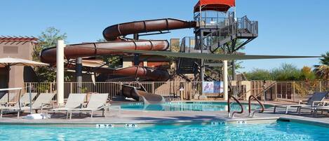 Alberca al aire libre y alberca climatizada