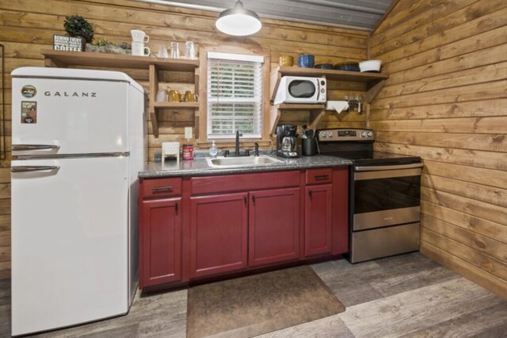 New Tiny Cabin, private back deck, outdoor fire pit, less than a mile to lake