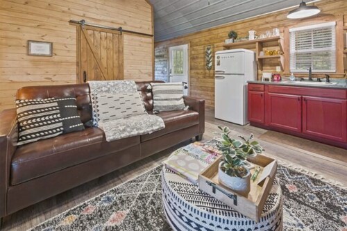 Tiny Cabin! private back deck, outdoor fire pit, less than a mile to lake