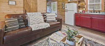 Tiny Cabin! private back deck, outdoor fire pit, less than a mile to lake