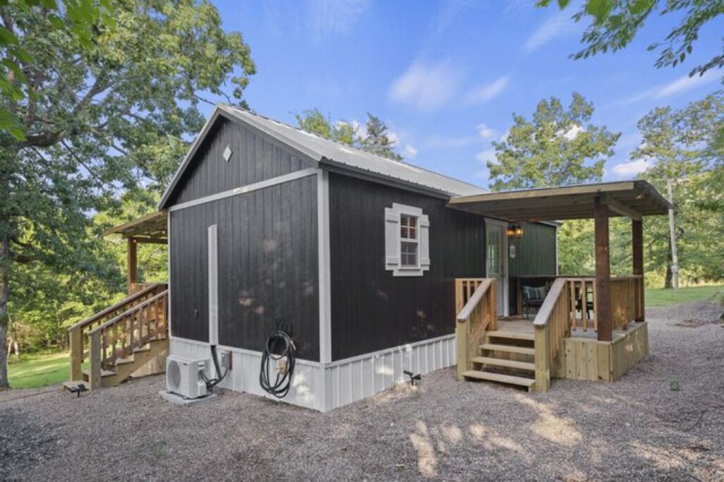 New Tiny Cabin, private back deck, outdoor fire pit, less than a mile to lake