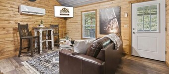 Tiny Cabin! private back deck, outdoor fire pit, less than a mile to lake
