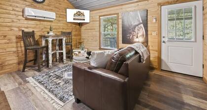 Tiny Cabin! private back deck, outdoor fire pit, less than a mile to lake