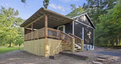 Tiny Cabin! private back deck, outdoor fire pit, less than a mile to lake