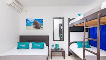 Habitación cuádruple estándar | Ropa de cama hipoalergénica y tabla de planchar con plancha