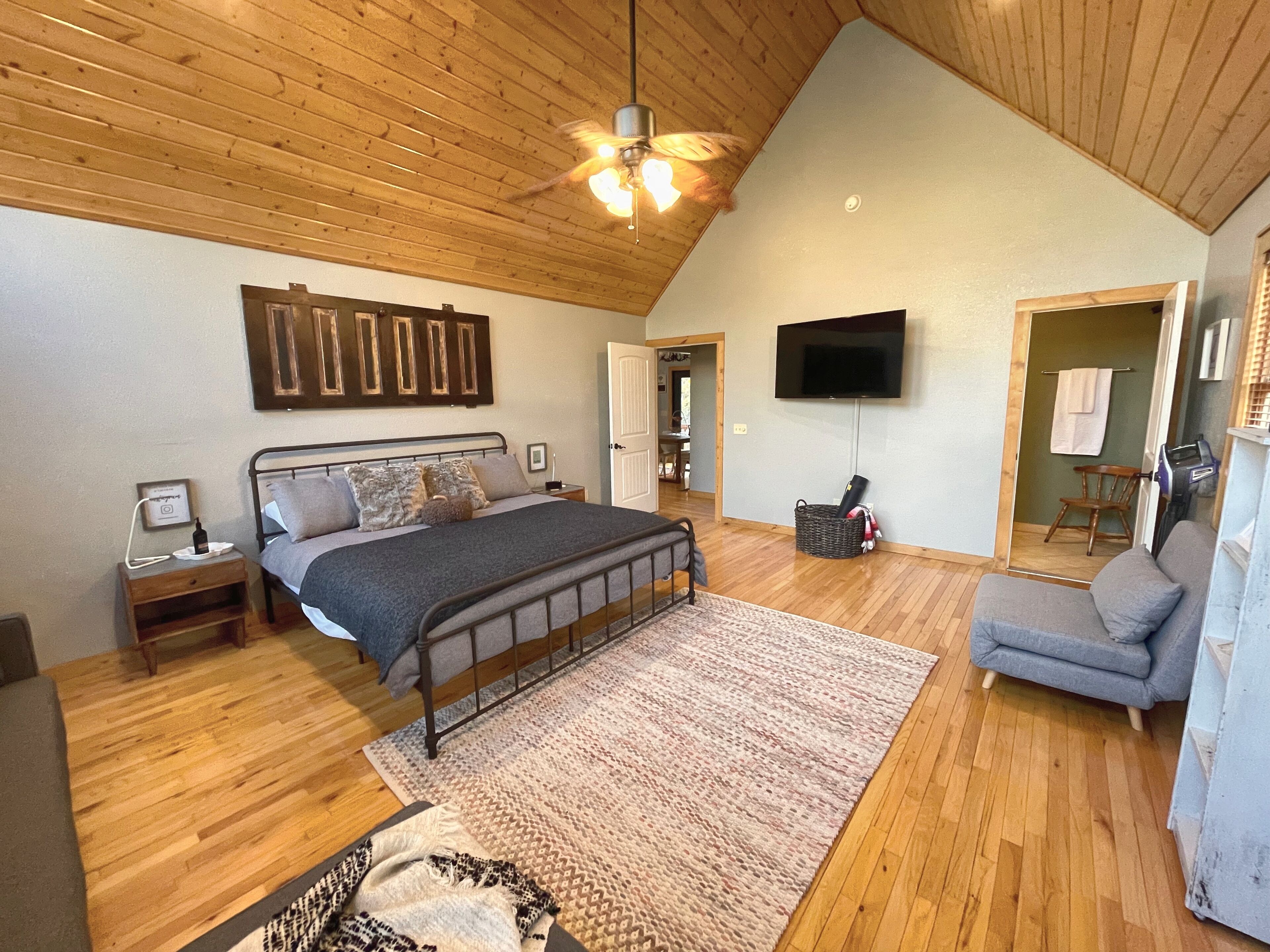 Mountain Class & Comfort - Hot Tub, Fishing, River Play - All Day!