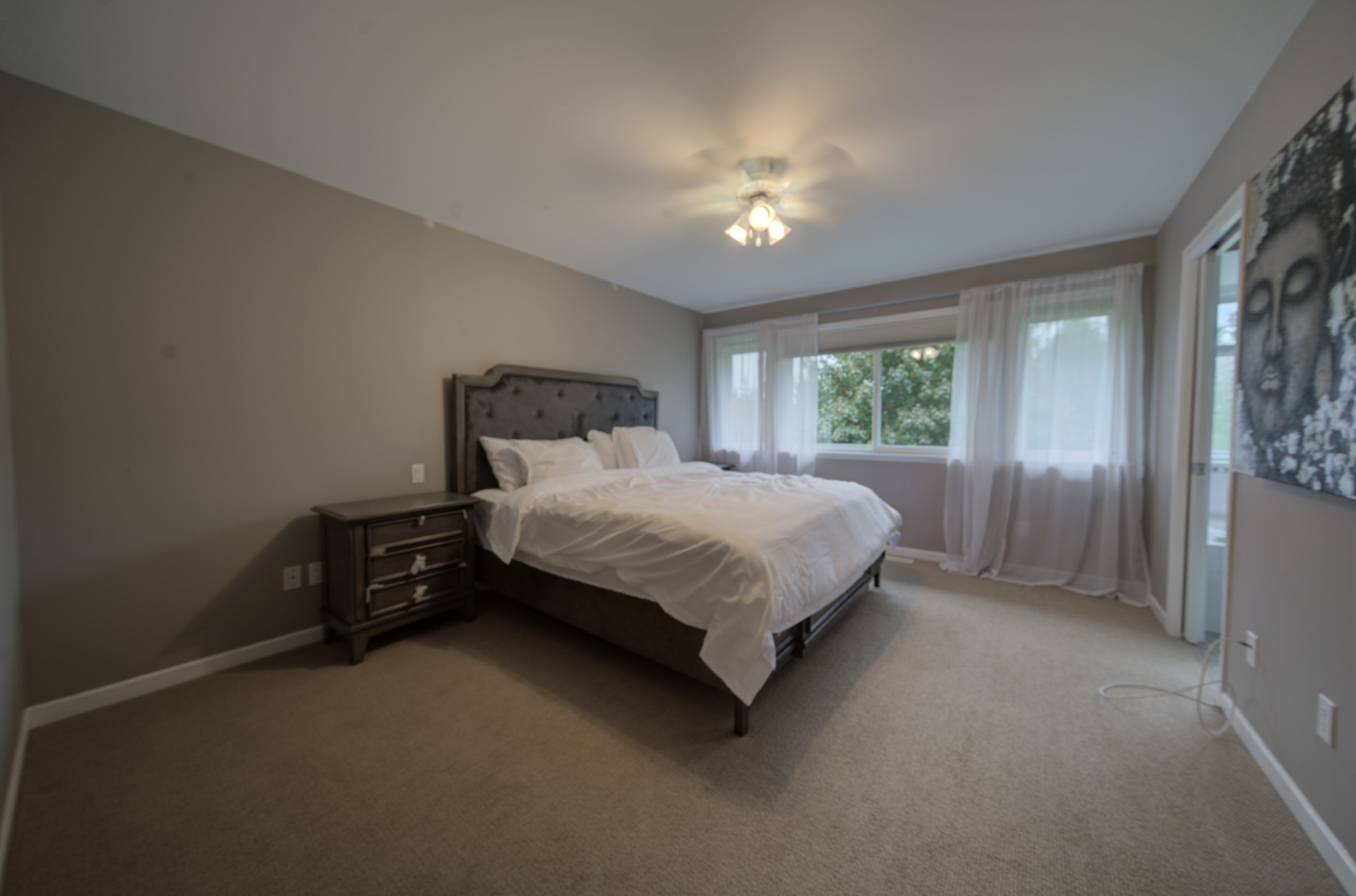 Beautiful private 4 bedroom home on acreage - King sized bed!