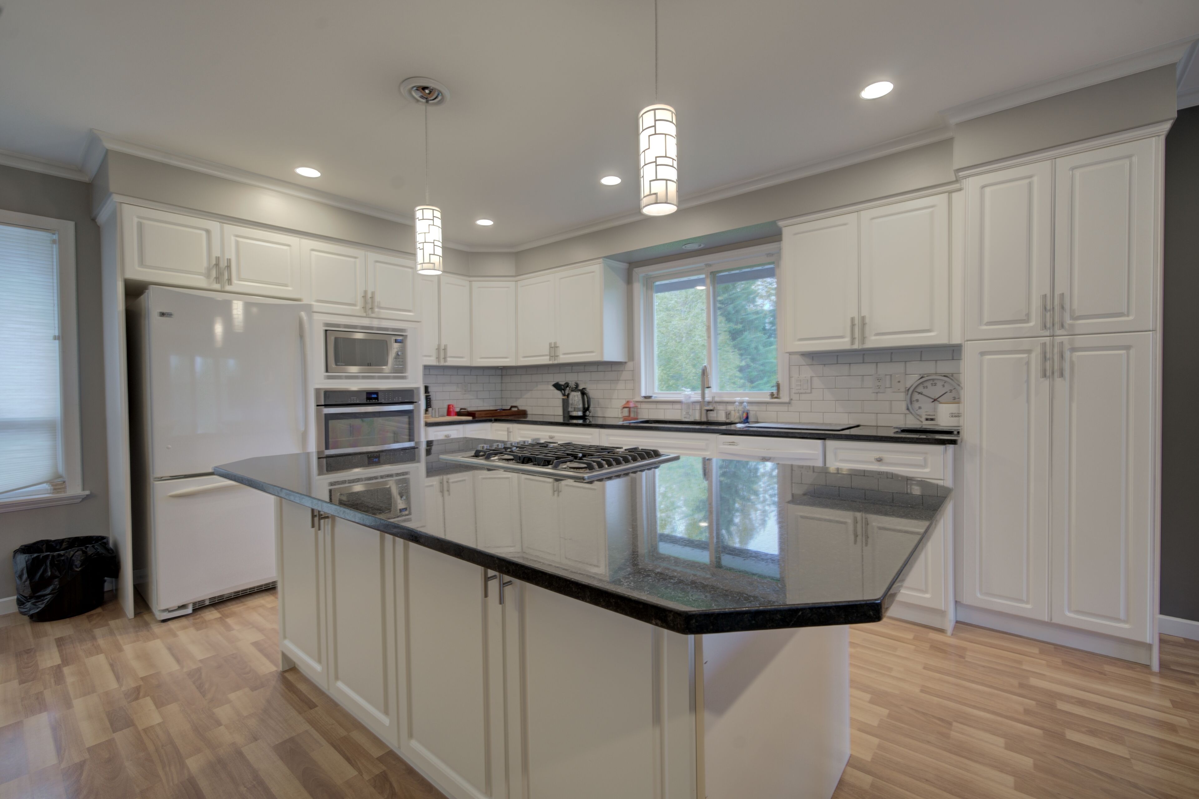 Beautiful private 4 bedroom home on acreage - King sized bed!