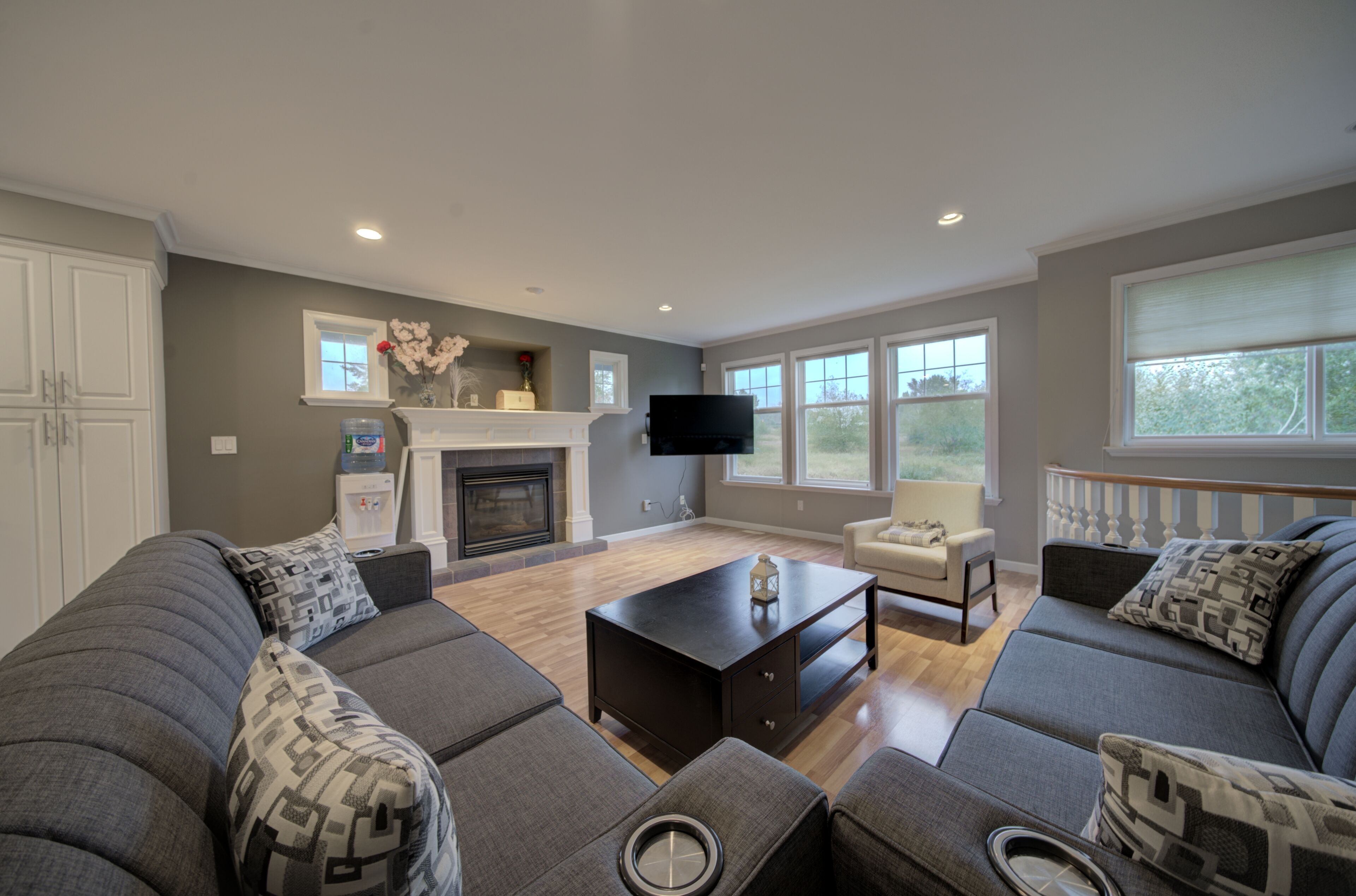 Beautiful private 4 bedroom home on acreage - King sized bed!