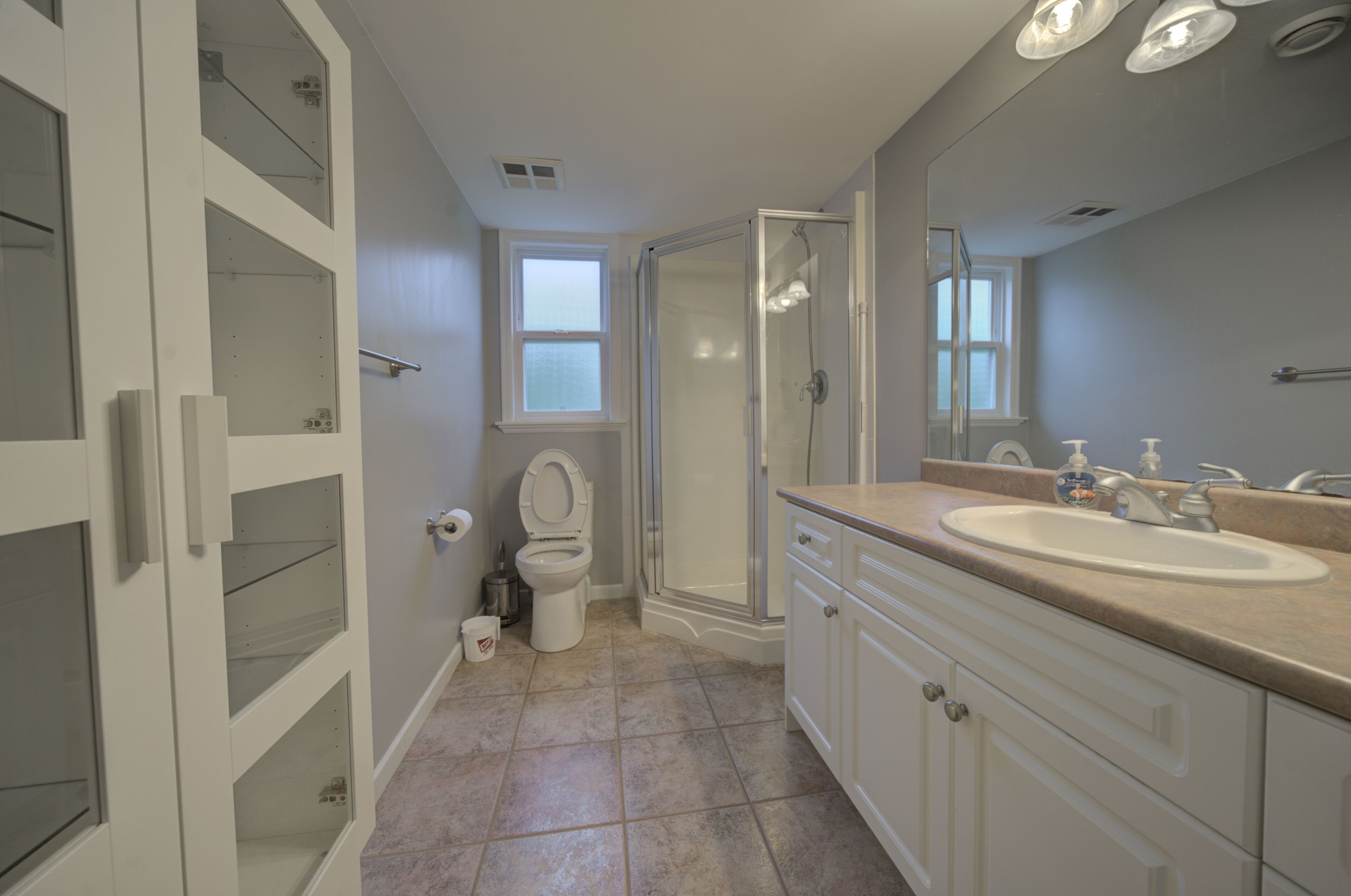 Beautiful private 4 bedroom home on acreage - King sized bed!