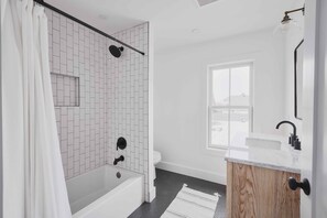 Ensemble douche/baignoire, sèche-cheveux, serviettes fournies
